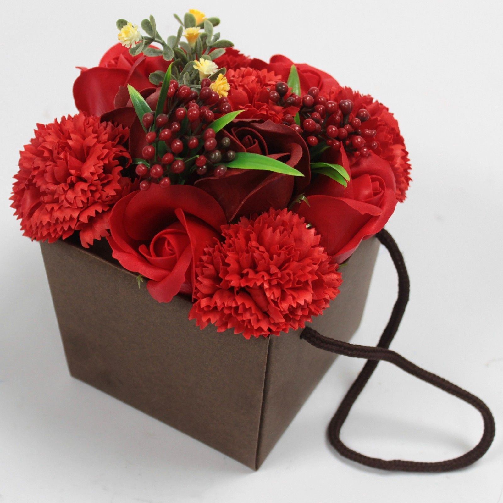 Alternative view of Muilo gėlių puokštė „Red Rose & Carnation“ – raudonų žiedų vonios paslaptis