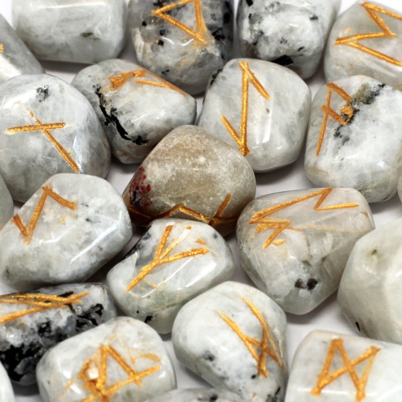 Runų akmenų rinkinys dėkle „Rainbow Moonstone“ – mėnulio šviesos paslaptis