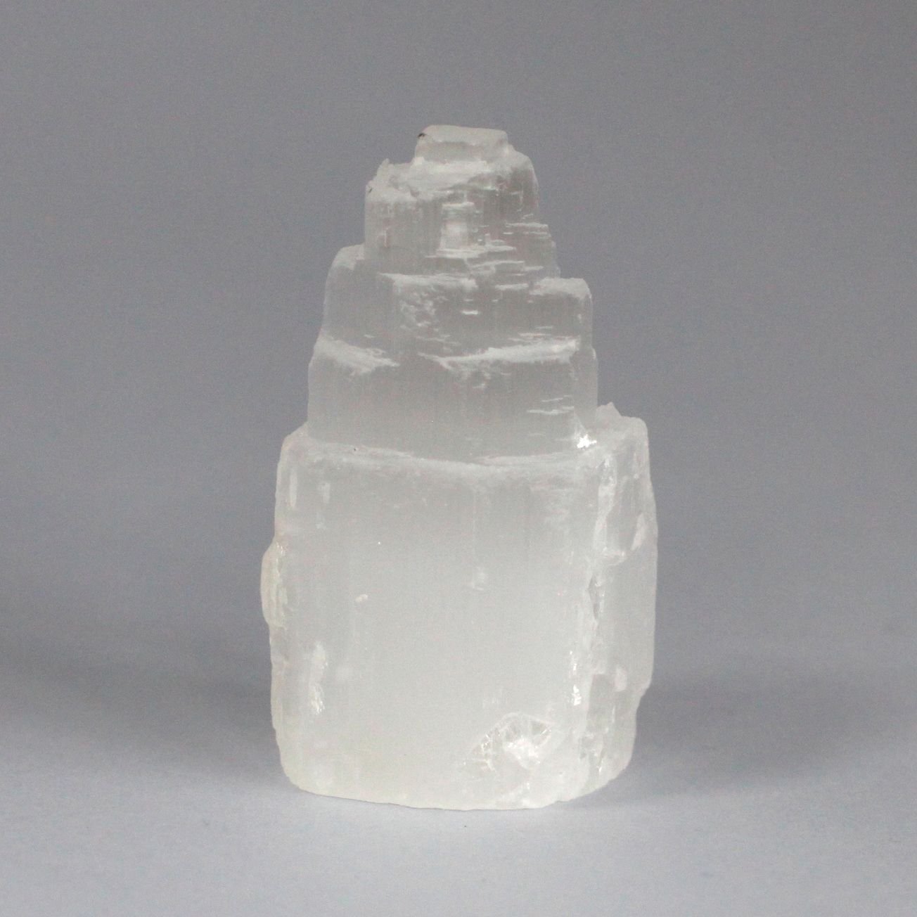 Alternative view of Natūralus selenito bokštelis – 5 cm šviesos ir ramybės akcentas