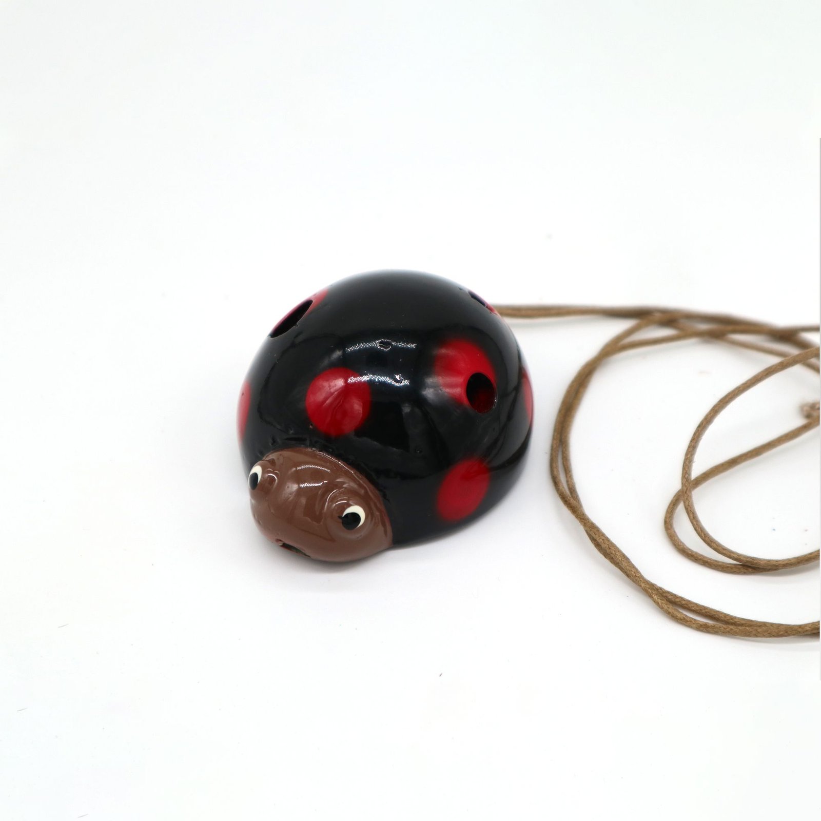 Keraminė muzikinė ocarina „Boružėlė“ – mažas garsų talismanas namų jaukumui