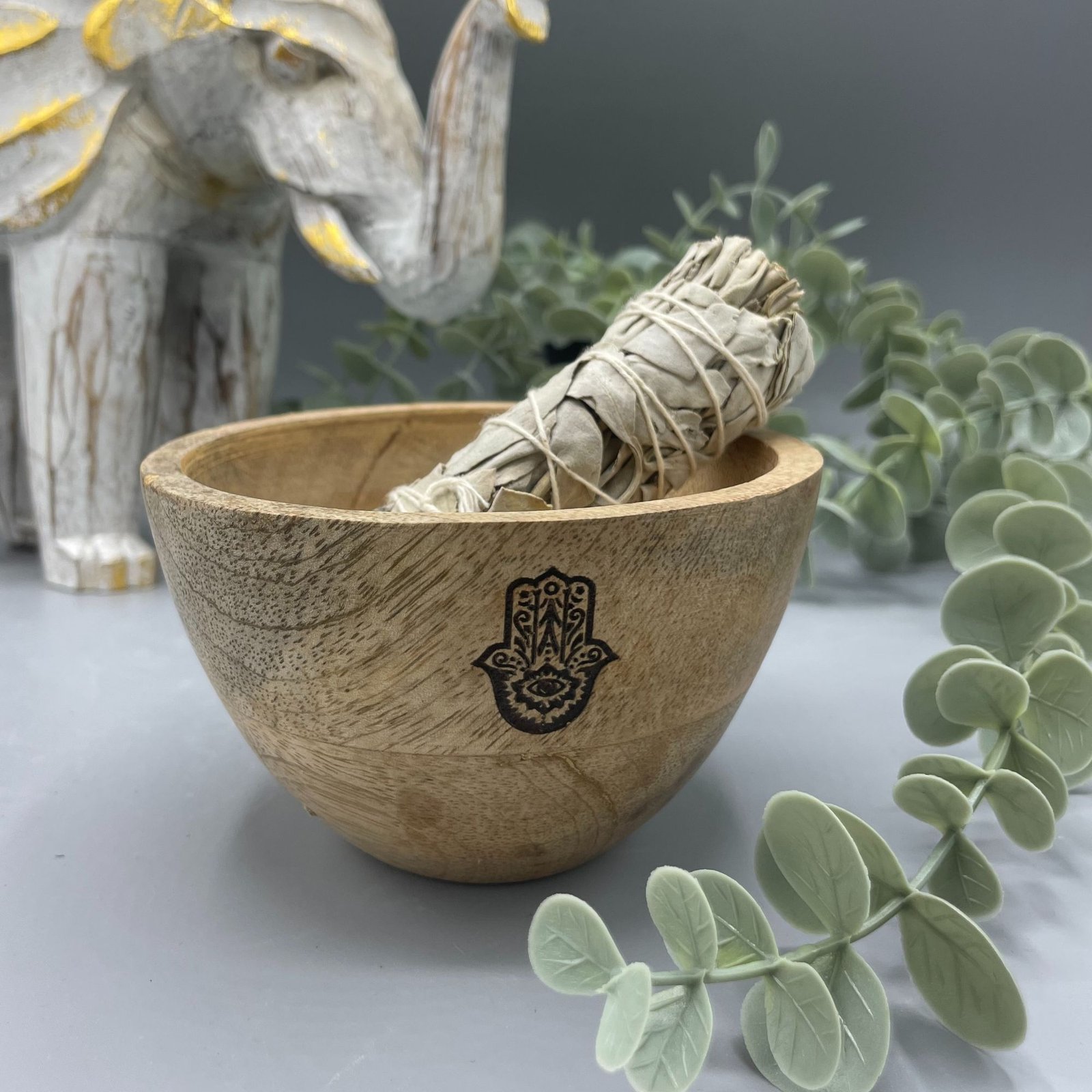 Alternative view of Medinis smilkymo ir ritualinių aukų dubenėlis „Hamsa“ – mango medžio jaukumo akcentas