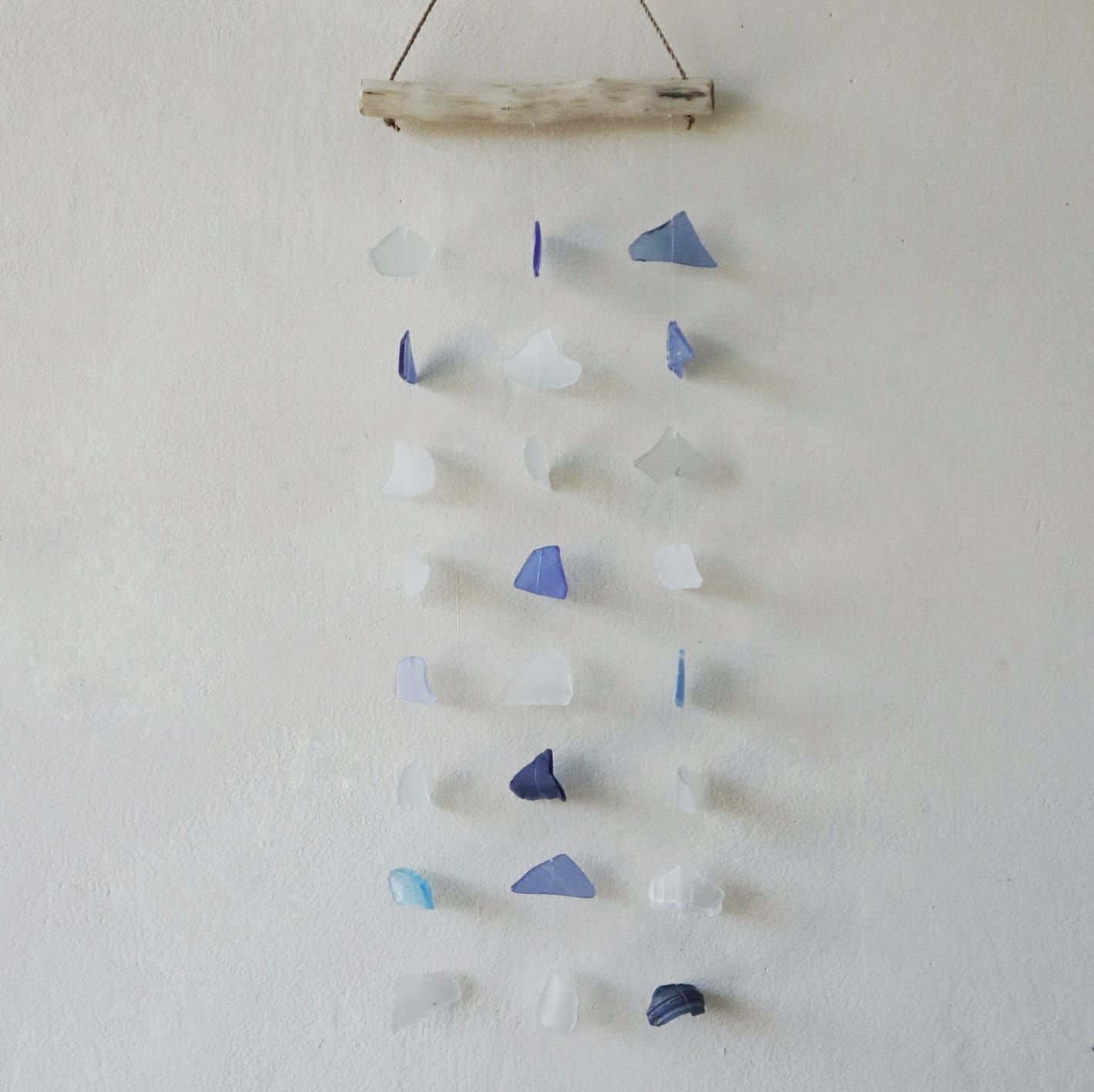Alternative view of Perdirbto stiklo vėjo varpeliai „Three Drop“ – mėlynos ir baltos ramybės skambesys