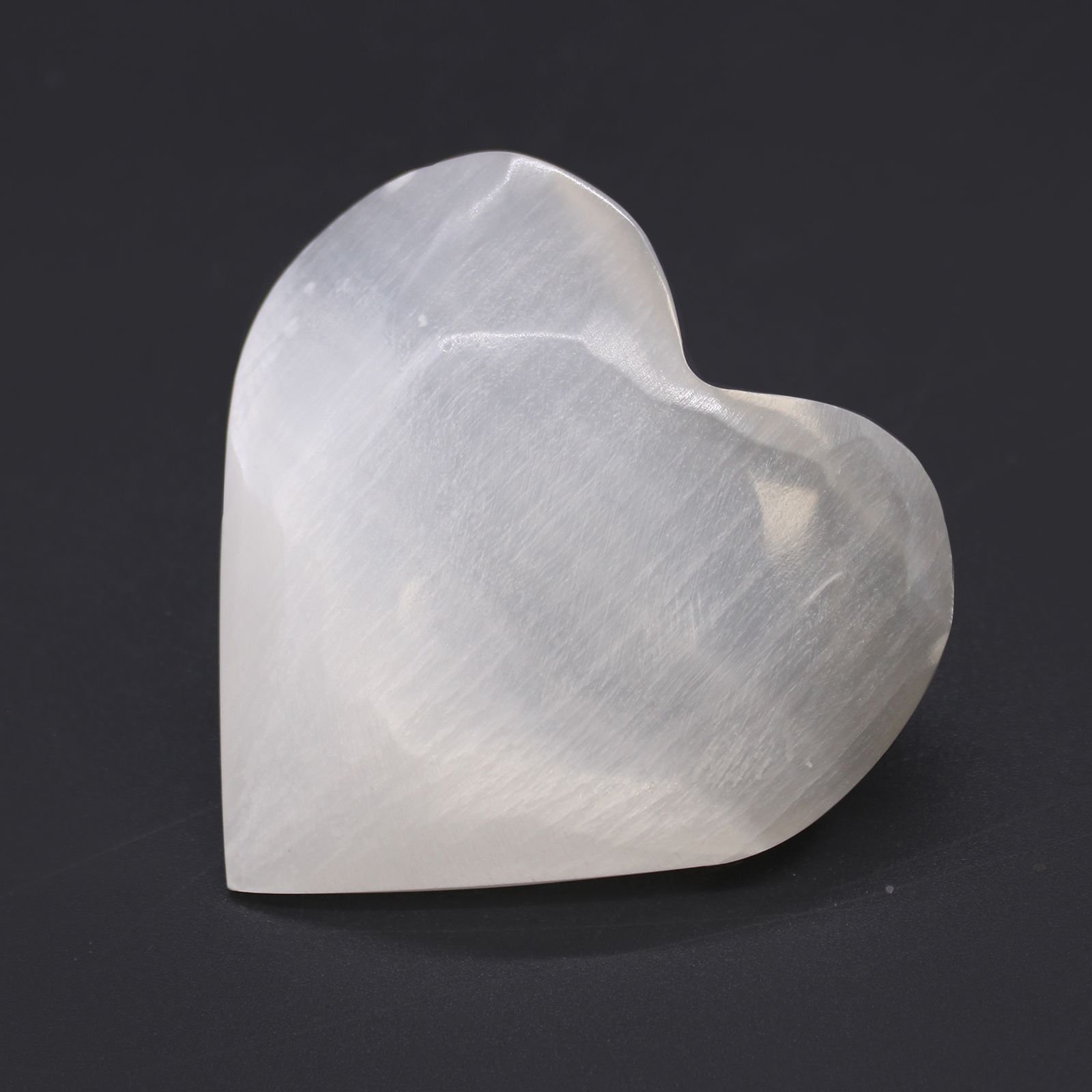 Alternative view of Selenito širdelė „Heart“ – 7–8 cm šviesos ir ramybės akcentas