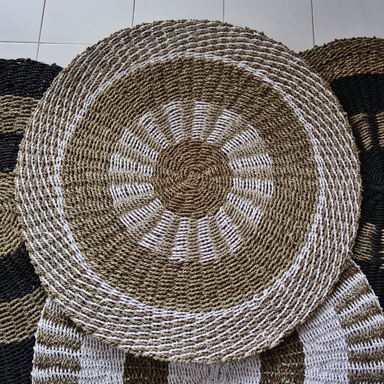 Alternative view of Apvalus jūržolių kilimėlis „Inner Sun“ – baltos ir rusvos ramybės apskritimas, 1 m
