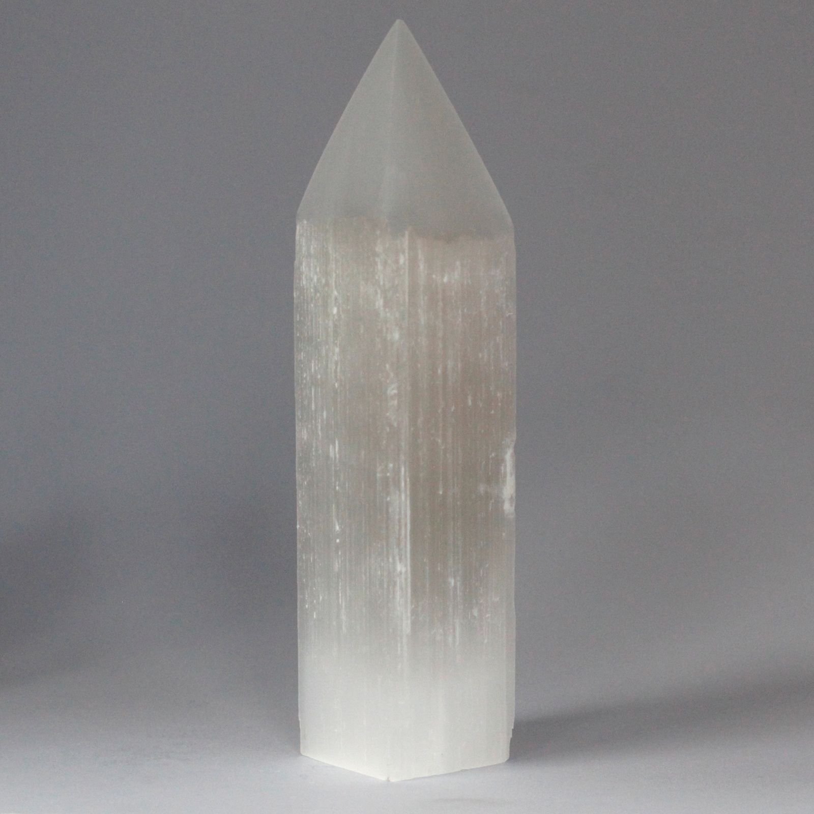 Alternative view of Selenito bokštelis „Pencil Point Tower“ – 20 cm šviesos ramybės akmuo