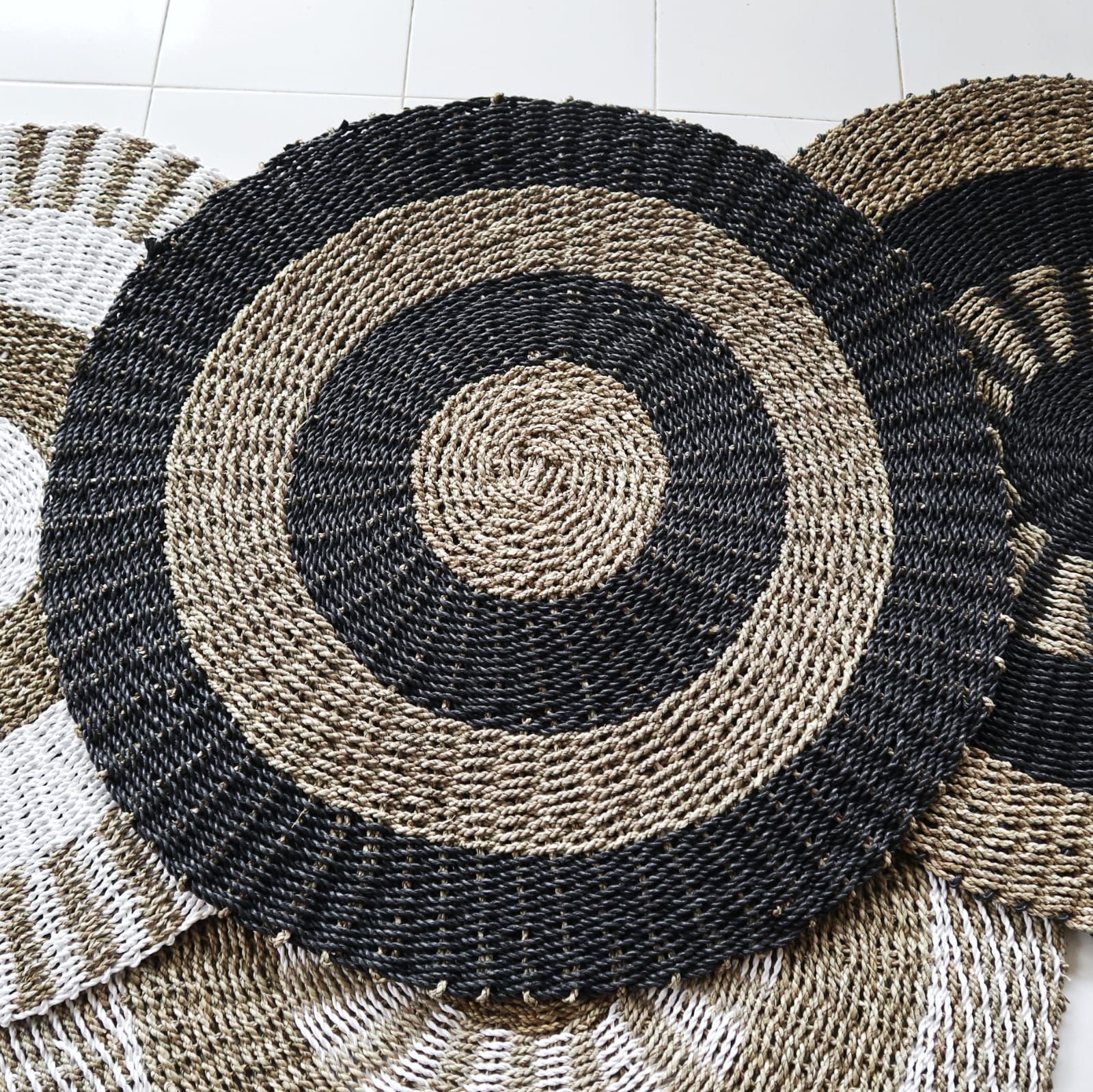 Alternative view of Apvalus jūržolių kilimėlis „Black & Tan Circles“ – natūralus 1 m namų akcentas