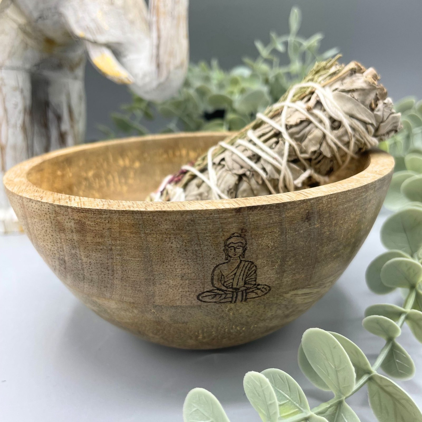 Alternative view of Medinis smilkymo ir ritualinių aukų dubenėlis „Buddha“ – mango medžio ramybės akcentas 14×7 cm